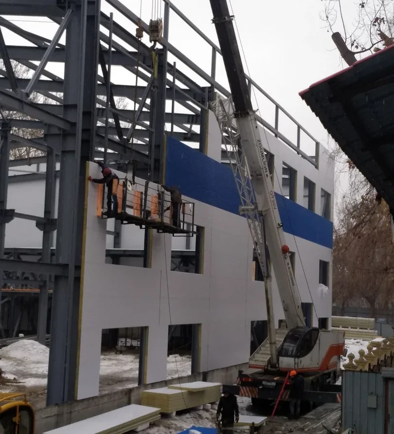 Монтаж сэндвич-панелей автокраном с люльки - объект NISADA