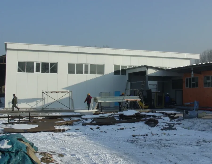 Готовый склад NISADA из сэндвич-панелей с ленточным остеклением